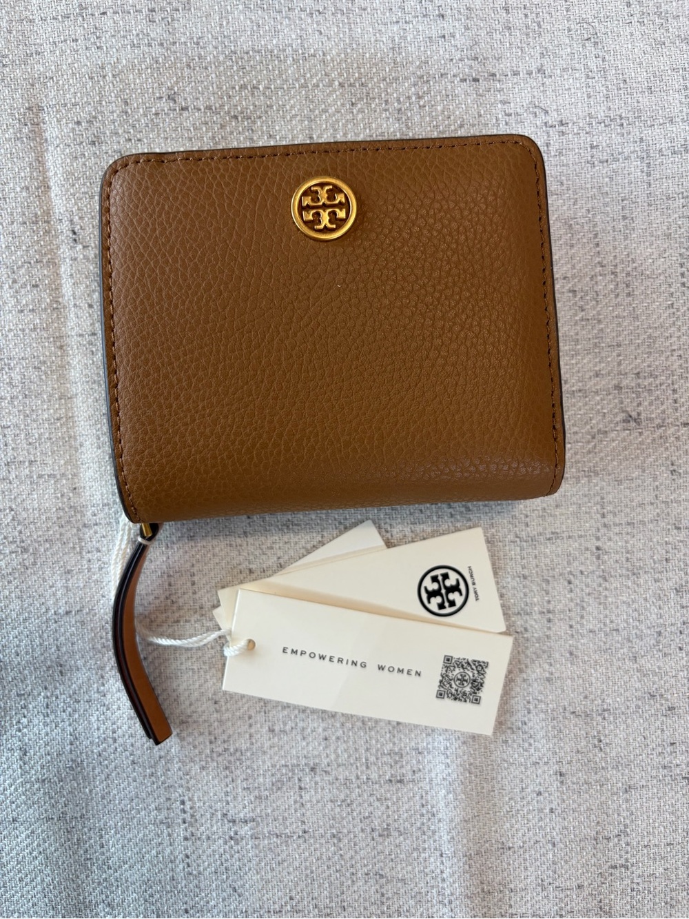 Tory Burch Robinson Pebbled Bi-Fold Wallet Carmel Cognac - Picture 2 of 9